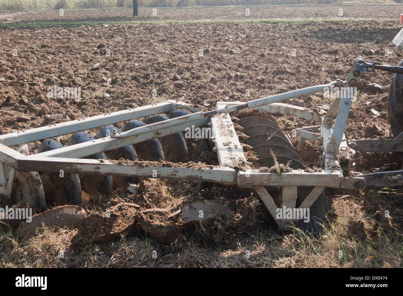 Indische Traktor in gepflügtes Feld Stockfoto
