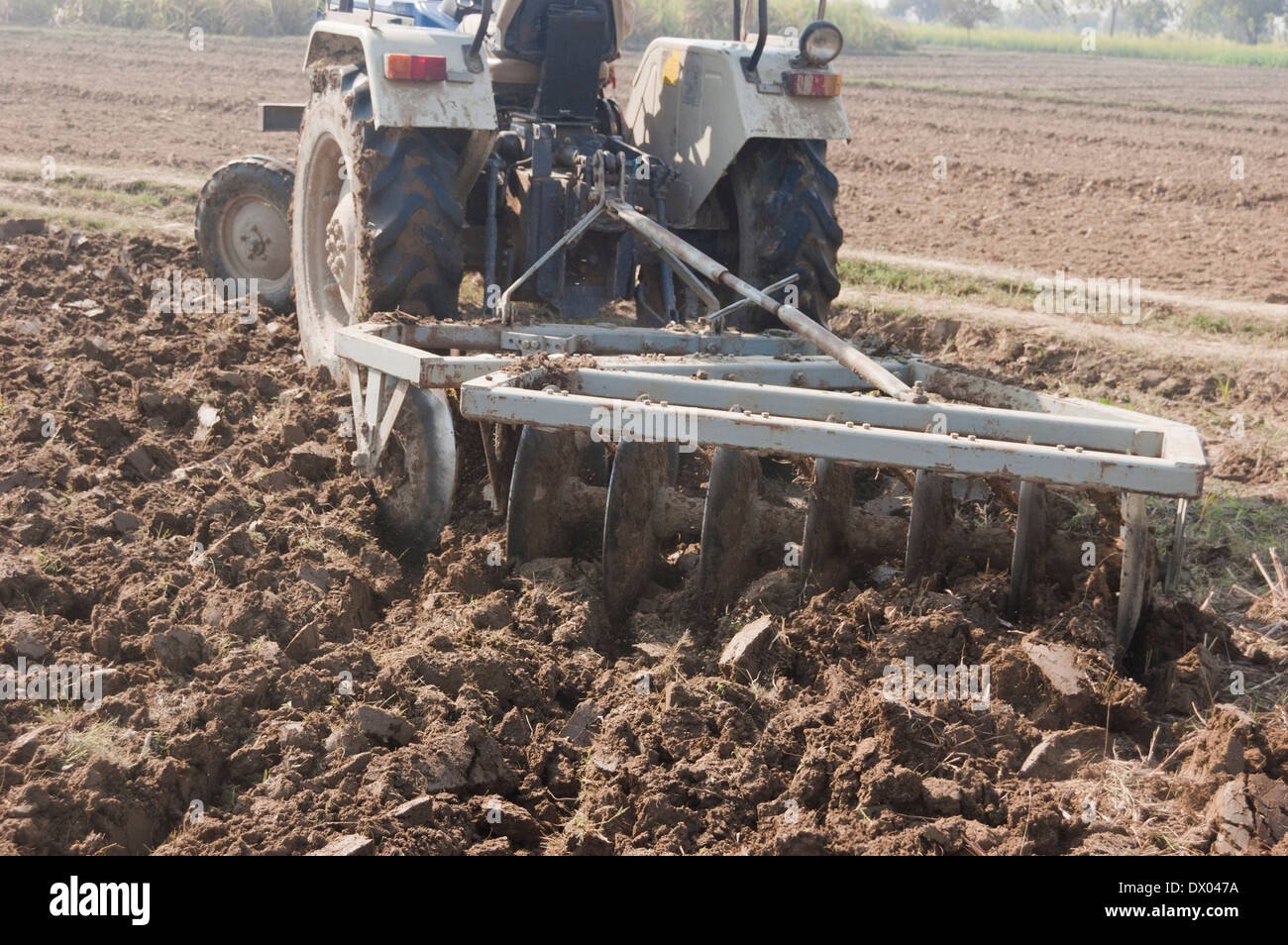 Indische Traktor in gepflügtes Feld Stockfoto