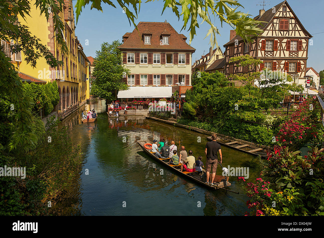 Touristen auf Boot durchquert der Fluss Lauch in Colmar, Frankreich Stockfoto