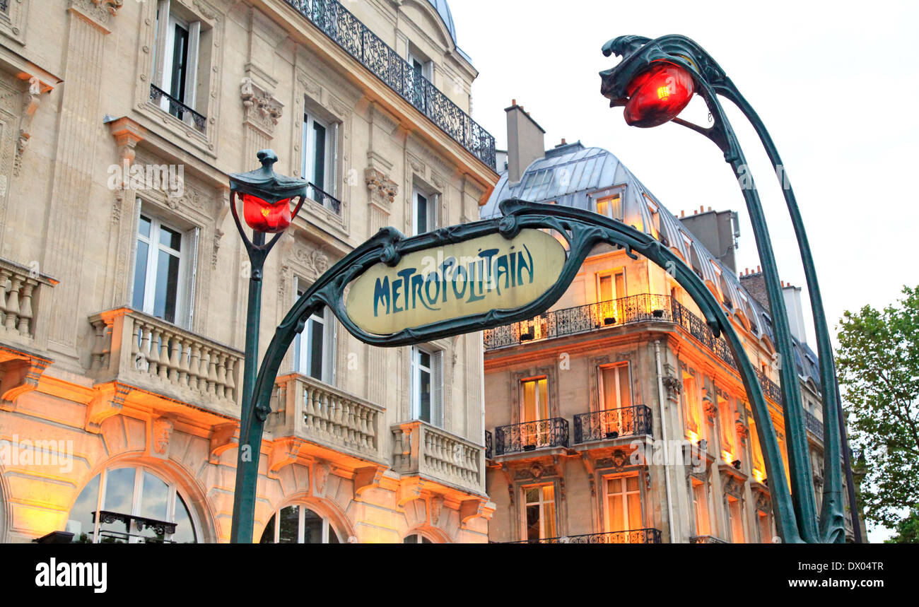 Metropolitain Sighn in Paris, Frankreich Stockfoto