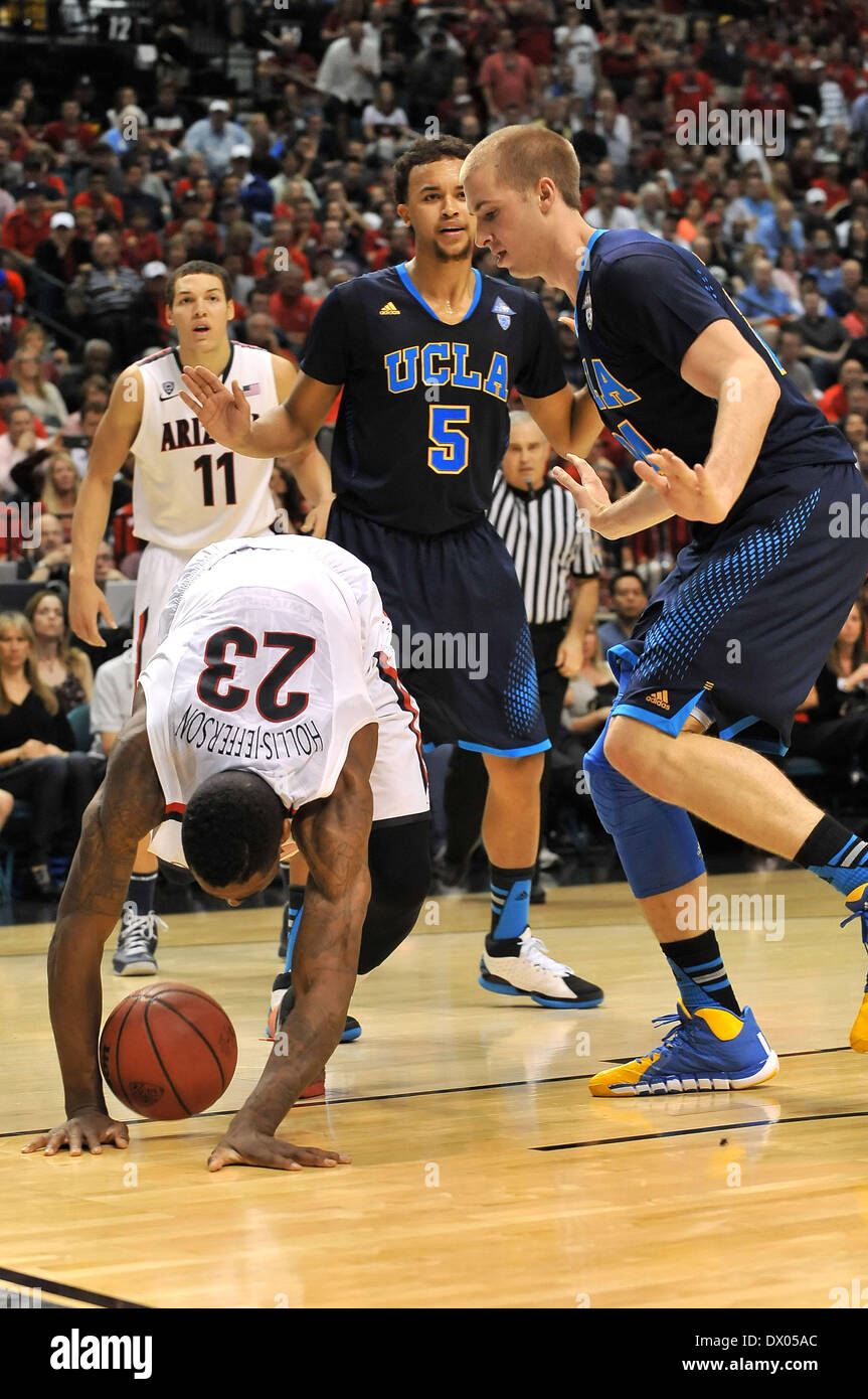 Las Vegas, NV, USA. 15. März 2014. Arizona Wildcats, die nach vorne Rondae Hollis-Jefferson #23 von UCLA Bruins verschmutzt ist Travis tragen #24 vorwärts und lässt den Ball in der zweiten Hälfte während der College-Basketball-Spiel zwischen den Arizona Wildcats und die UCLA Bruins während des Spiels Pac-12 Turnier Meisterschaft in der MGM Grand Garden Arena in Las Vegas, Nevada.The UCLA Bruins besiegen Arizona Wildcats 75-71 um Pac-12 Championship.Louis Lopez/CSM/Alamy Live News zu gewinnen Stockfoto