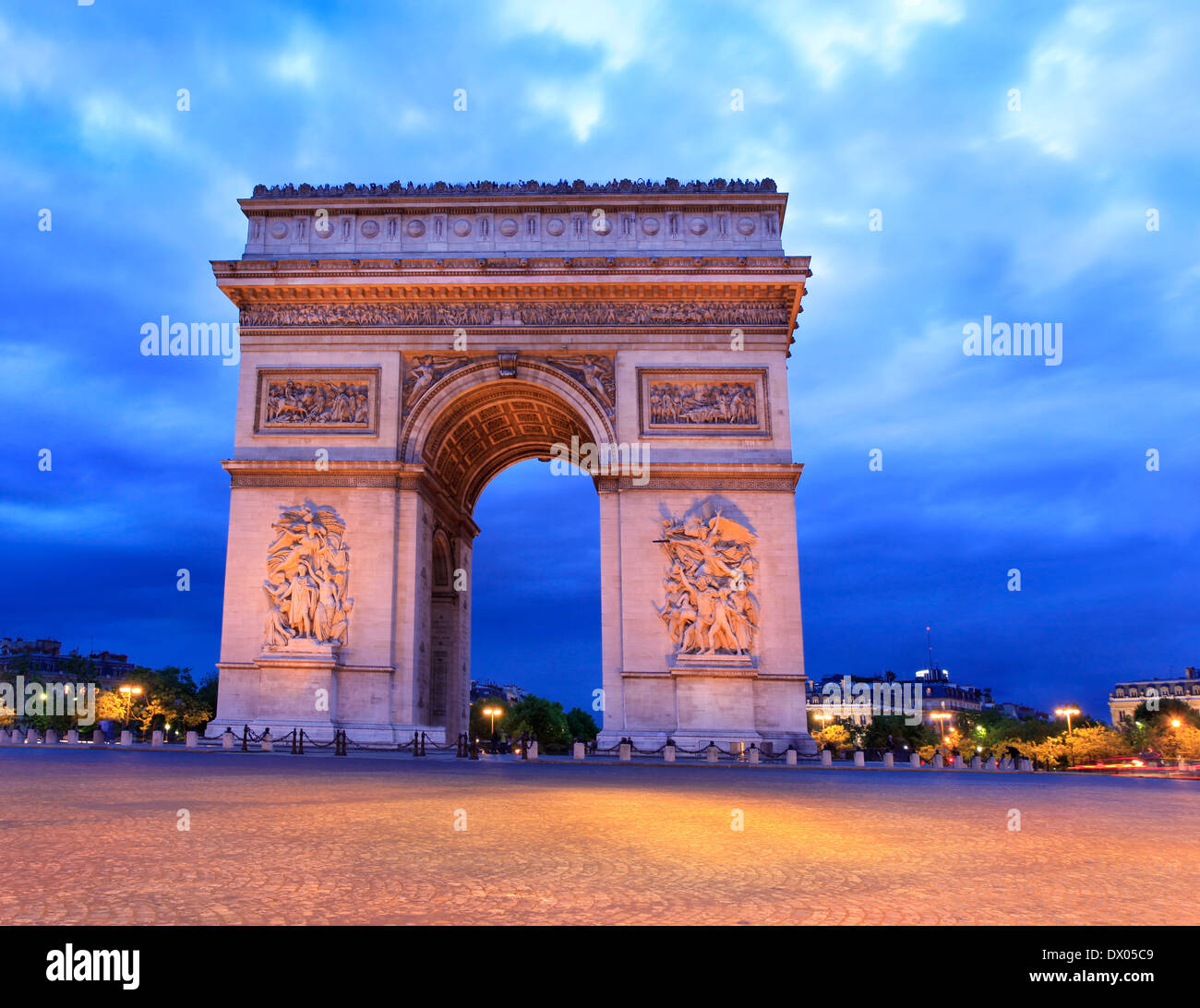 Arc de Triomphe in der Abenddämmerung, Paris, Frankreich Stockfoto