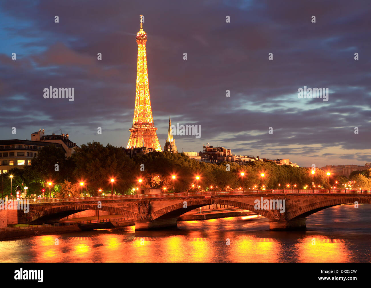 Eiffelturm und Seine in der Abenddämmerung, Paris, Frankreich Stockfoto