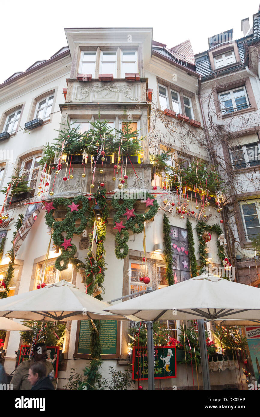 Weihnachtsschmuck an der Außenseite eines Restaurants in Straßburg, Frankreich Stockfoto