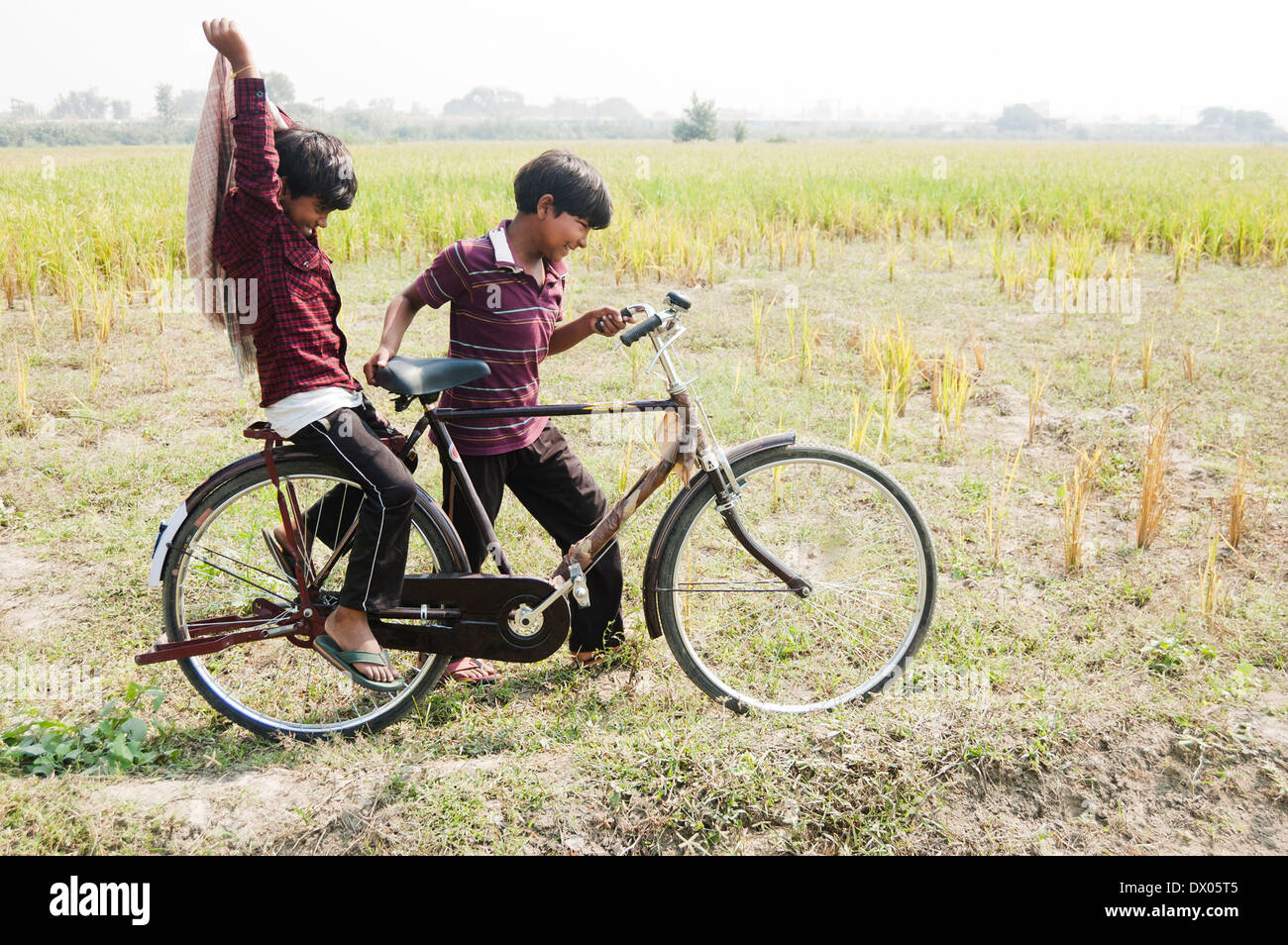 Indische ländlichen Kinder spielerisch in Hof Stockfoto