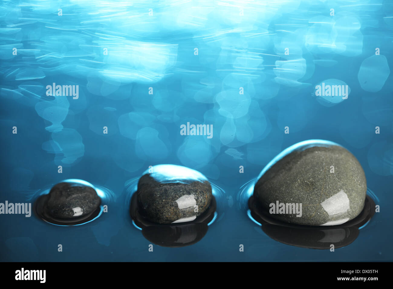 Steinen im Wasser Stockfoto