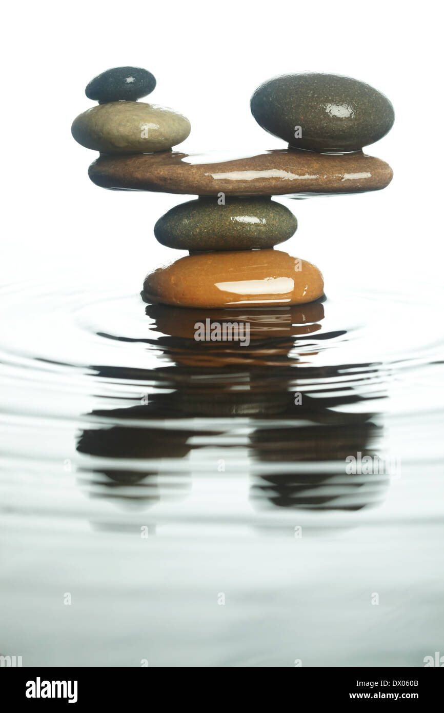 Sorgfältig ausbalancierte Steinen im Wasser Stockfoto