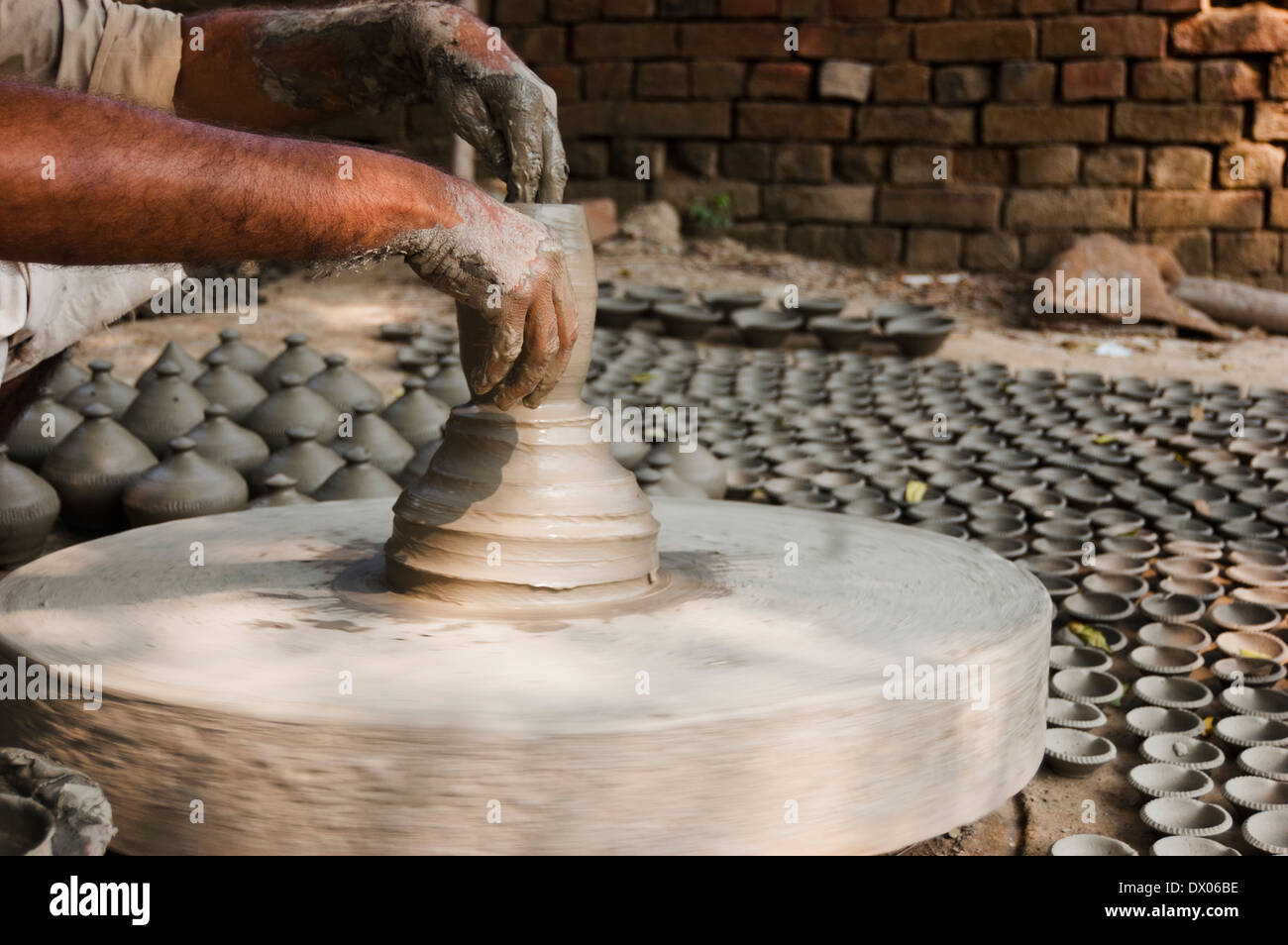 1 indische Potter Vorbereitung Töpfe Stockfoto