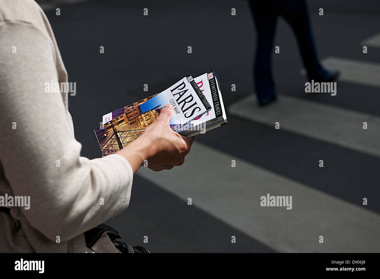 Eine Frau mit Reiseführer in Paris, Frankreich Stockfoto