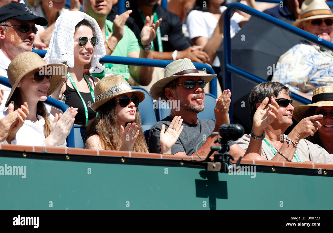 Los Angeles, Kalifornien. 15. März 2014.  Roger Federer der Schweiz Alexandr Dolgopolov der Ukraine während der BNP Paribas Open in Indian Wells Tennis Garden in Indian Wells CA spielen beobachten Nikita Kahn und Larry Ellison. Stockfoto