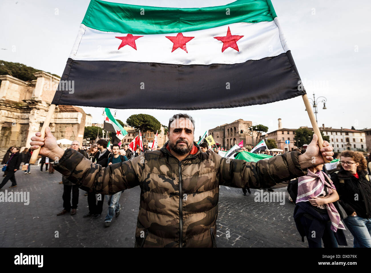 Rom, Italien – 15. März 2014: Ein syrischen Demonstranten hält die ...
