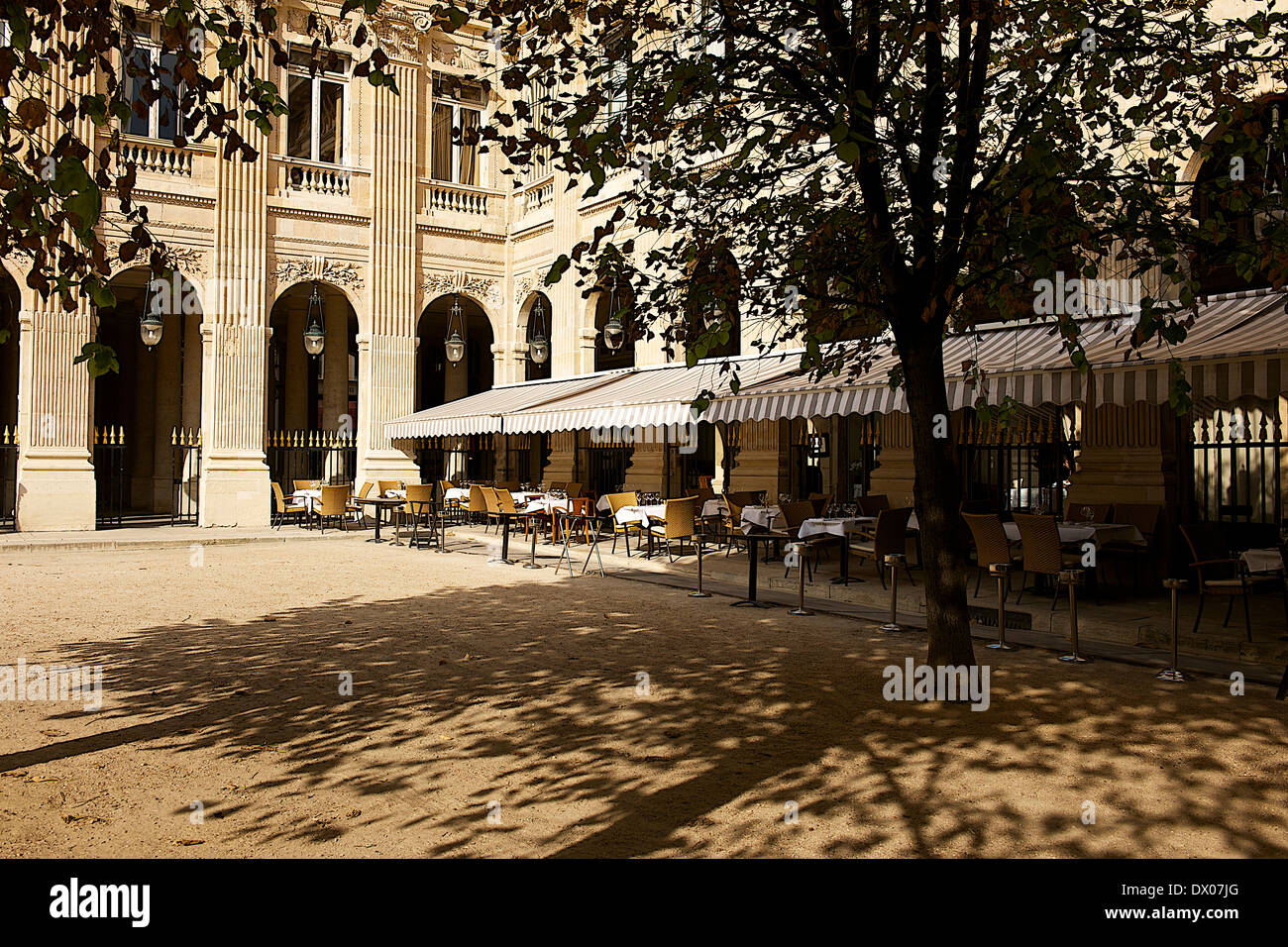 Cafe im Palais Royal in Paris, Frankreich Stockfoto