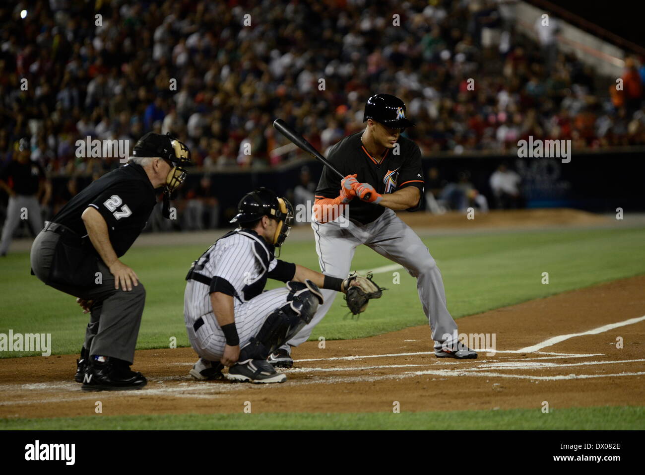 Panama City, Panama. 15. März 2014. Giancarlo Stanton (R) von der Miami Marlins schlägt den Ball während des Spiels gegen New York Yankees Stadium Rod Carew, in Panama-Stadt, Hauptstadt von Panama, am 15. März 2014. Die New York Yankees und die Miami Marlins spielen Ausstellung hier in Hommage an Panamas ehemalige Spieler Mariano Rivera. Bildnachweis: Mauricio Valenzuela/Xinhua/Alamy Live-Nachrichten Stockfoto