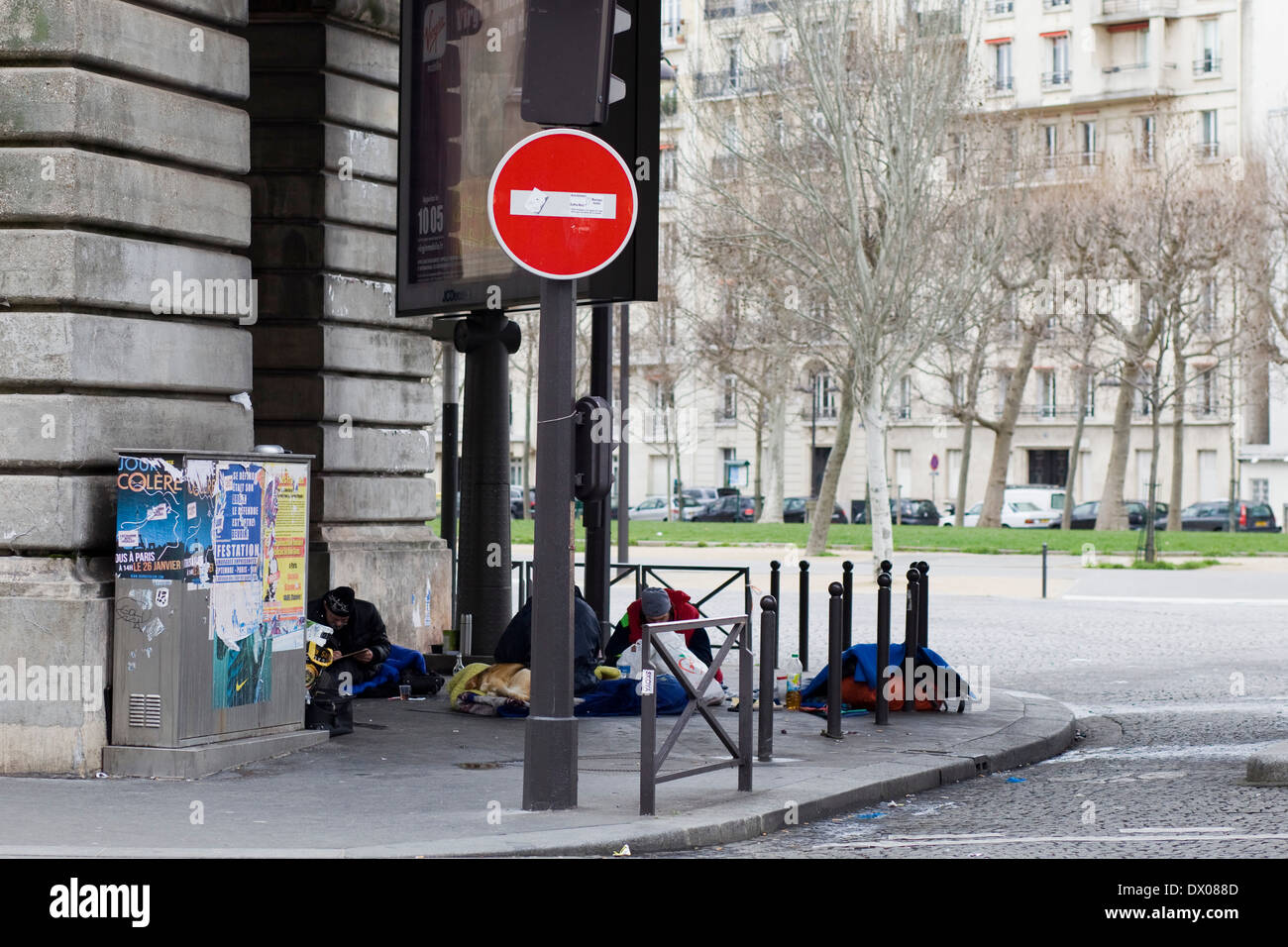 Obdachlose unter einer Brücke in Paris Frankreich eingepackt gegen die Kälte in Schlafsäcken schlafen Stockfoto