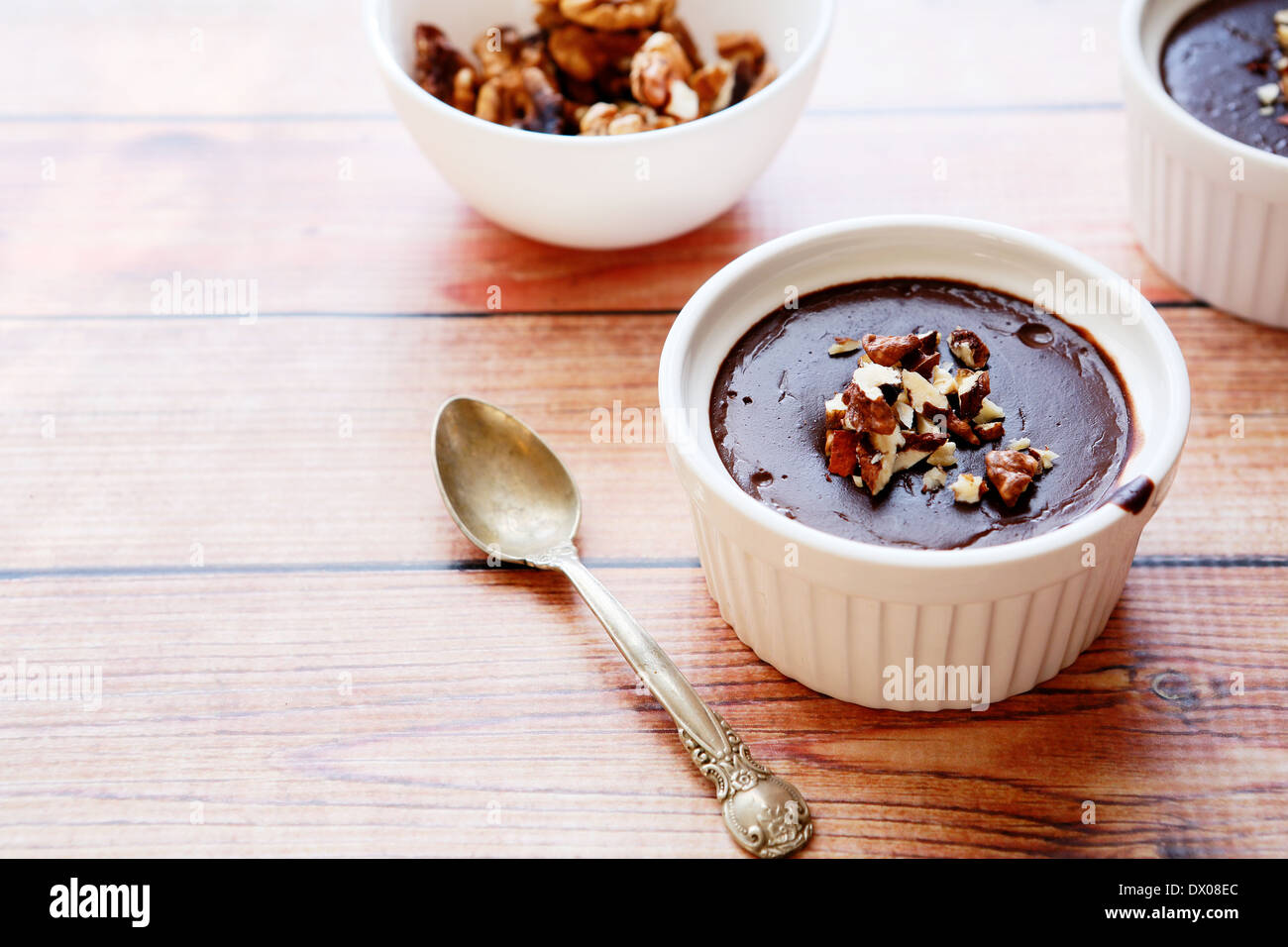 Schokoladenmousse mit Walnuss-Stücke, Essen Nahaufnahme Stockfoto