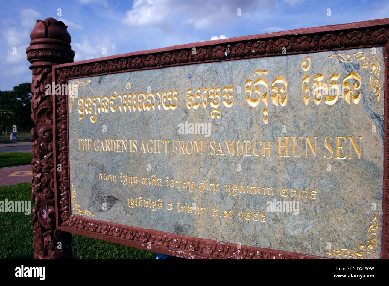 Ein Schild zeigt, dass kambodschanische Premierminister Hun Sen einen Garten für die Menschen in Kambodscha in Phnom Penh, Kambodscha gespendet. Stockfoto