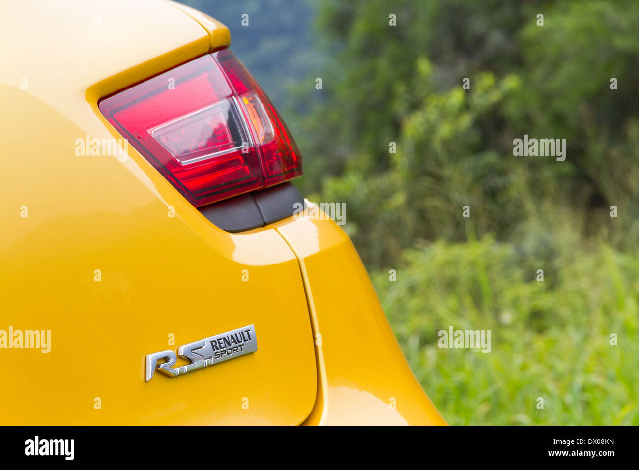 Renault CLIO RS 2013-Modell mit gelber Farbe, heiße Luke Auto. Stockfoto