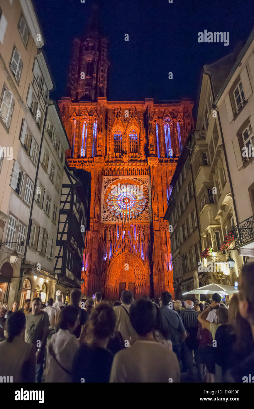 Beleuchtete Notre Dame Kathedrale in Straßburg, Frankreich Stockfoto