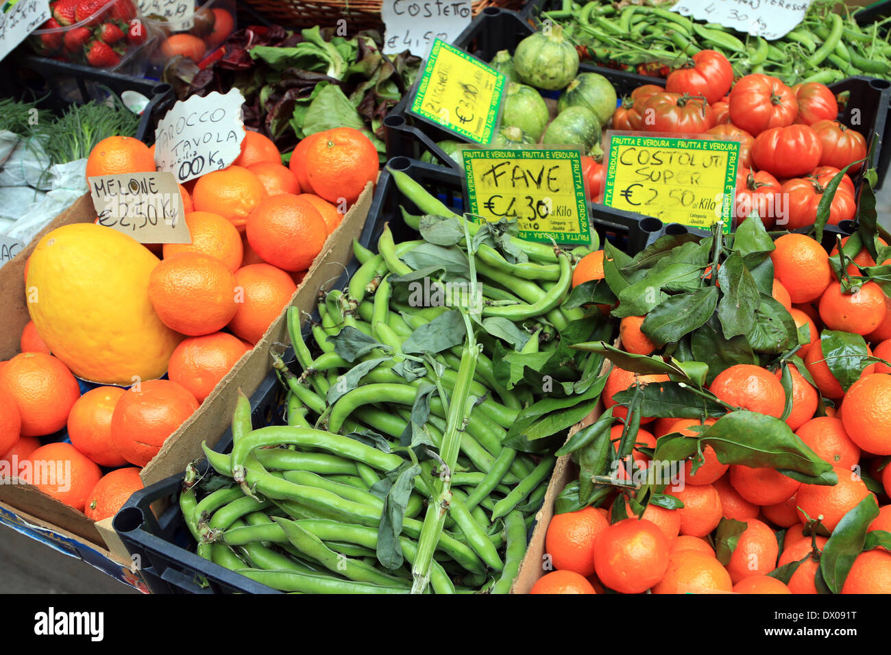 Frisches Obst und Gemüse auf den Verkauf mit Euro-Preise. Stockfoto