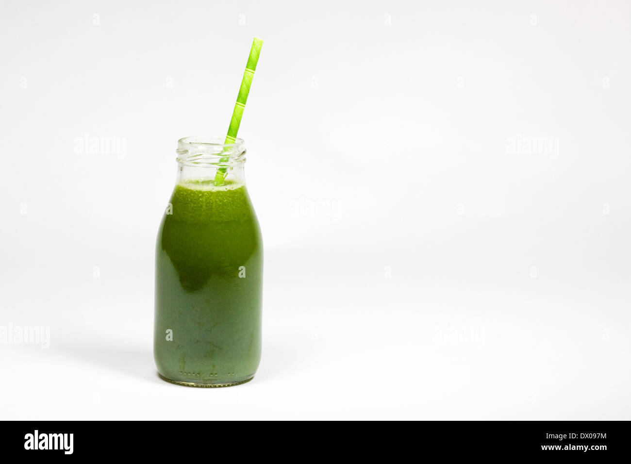 Frischer Spinat, Apfel, Sellerie, Ingwer und Limetten Saft in einer Glasflasche. Stockfoto