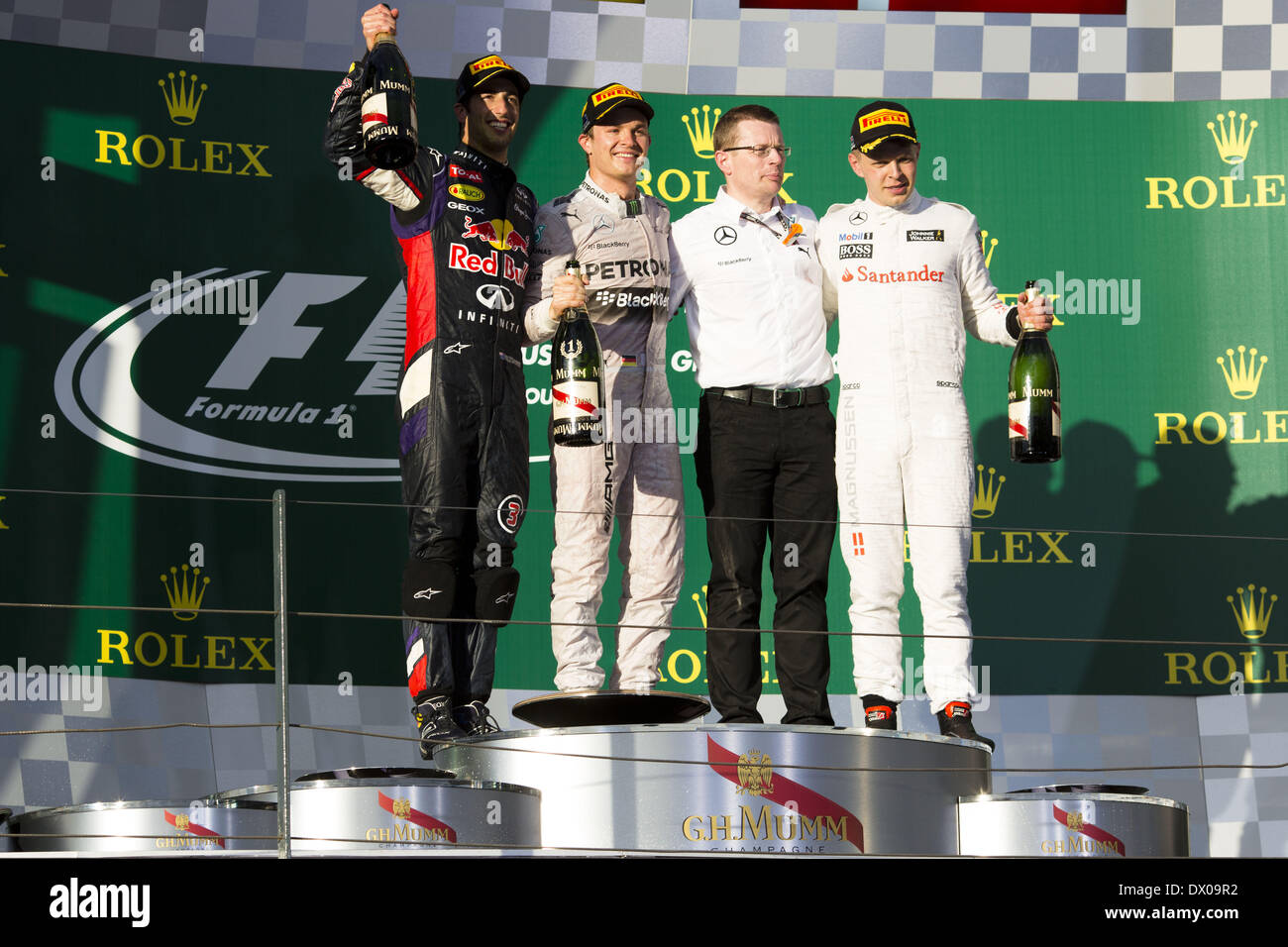 Melbourne, Australien. 16. März 2014. (Links nach rechts) DANIEL RICCIARDO Australiens und Infiniti Red Bull Racing, NICO ROSBERG und Mercedes AMG Petronas F1 Team und KEVIN MAGNUSSEN Dänemarks und McLaren Mercedes gelten auf dem Podium der Formel 1 Australian Grand Prix 2014 auf Albert Park Circuit in Melbourne, Australien. Bildnachweis: James Gasperotti/ZUMA Wire/ZUMAPRESS.com/Alamy Live-Nachrichten Stockfoto