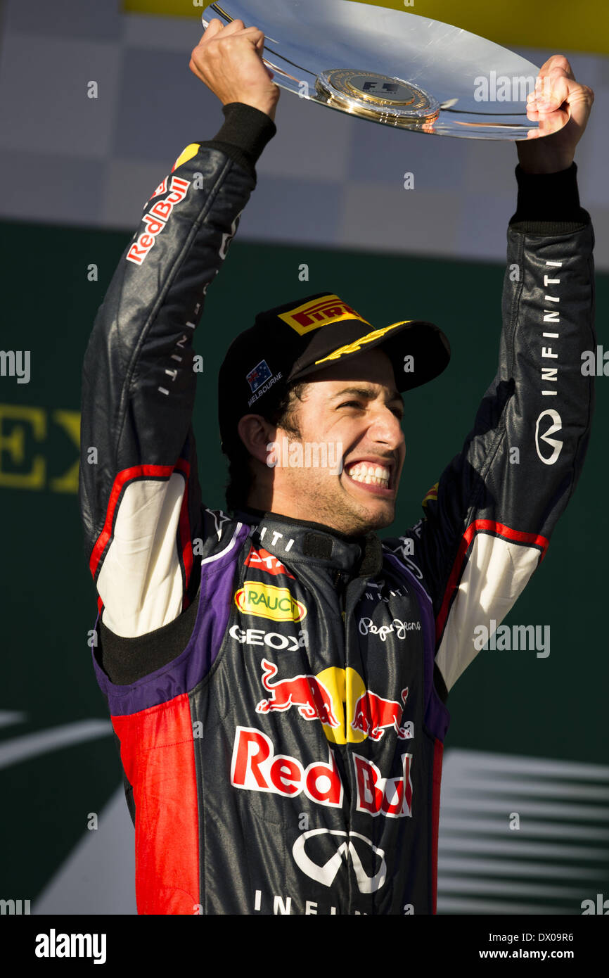 Melbourne, Australien. 16. März 2014. DANIEL RICCIARDO Australiens und Infiniti Red Bull Racing ist auf dem Podium gesehen, nach der Behauptung, zweiten Platz in der Formel 1 Australian Grand Prix 2014 bei Albert Park Circuit in Melbourne, Australien. Bildnachweis: James Gasperotti/ZUMA Wire/ZUMAPRESS.com/Alamy Live-Nachrichten Stockfoto