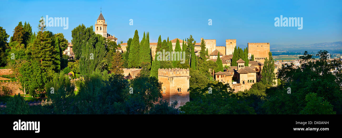 Panoramablick auf den maurischen Alhambra-Palast Islmaic abzurechnen und Befestigungen. Granada, Andalusien, Spanien. Stockfoto