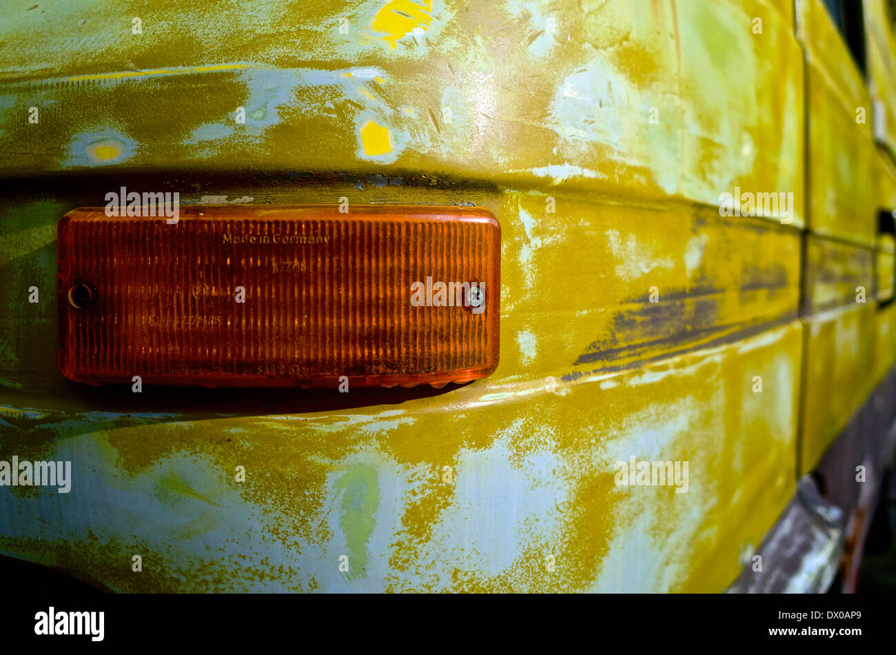 Detail der verlassenen Rusty Mercedes Van - Made In Germany. Stockfoto