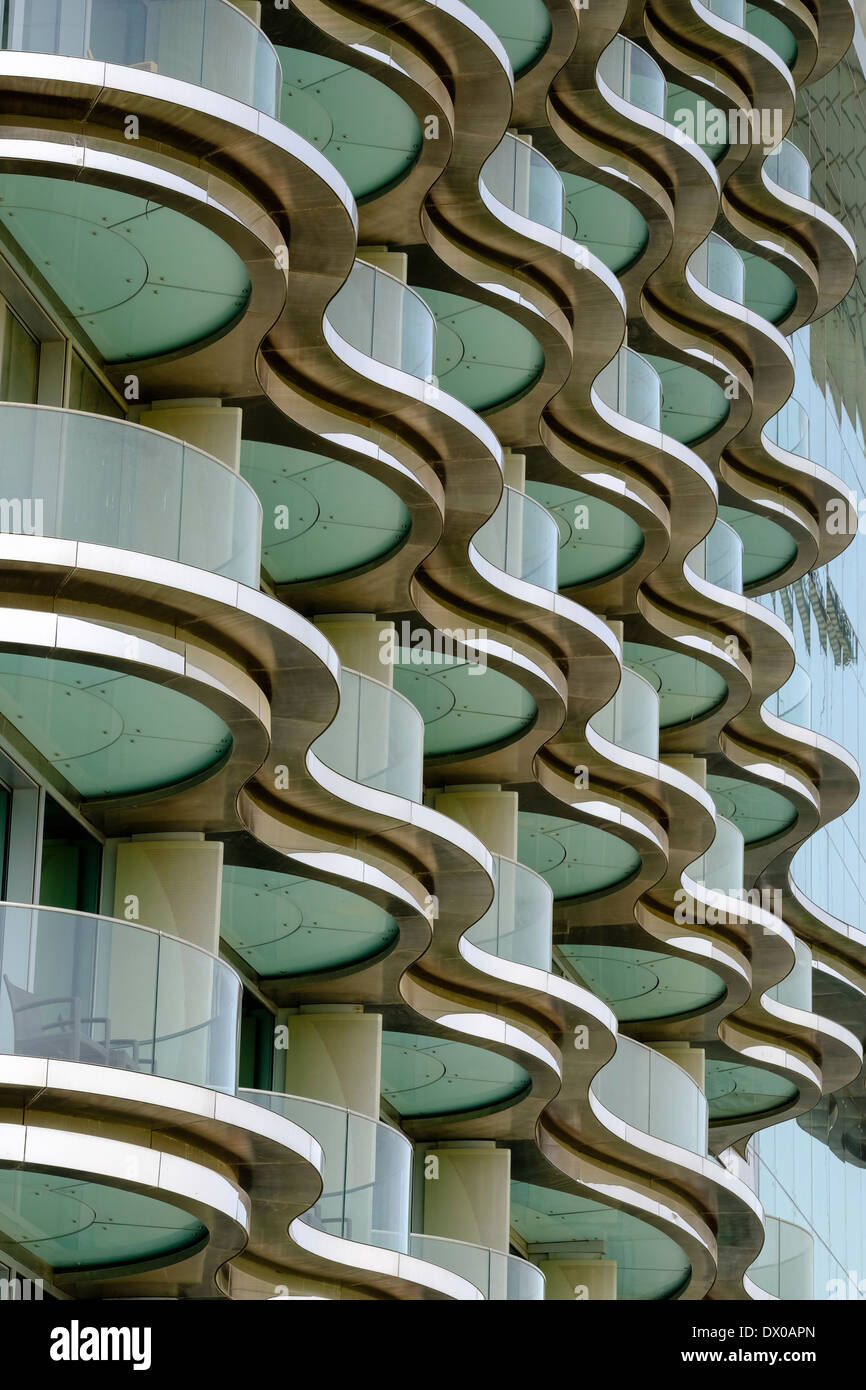 Moderne Architektur des Hotels Zimmer Balkone im Meydan Hotel in Dubai Vereinigte Arabische Emirate Stockfoto