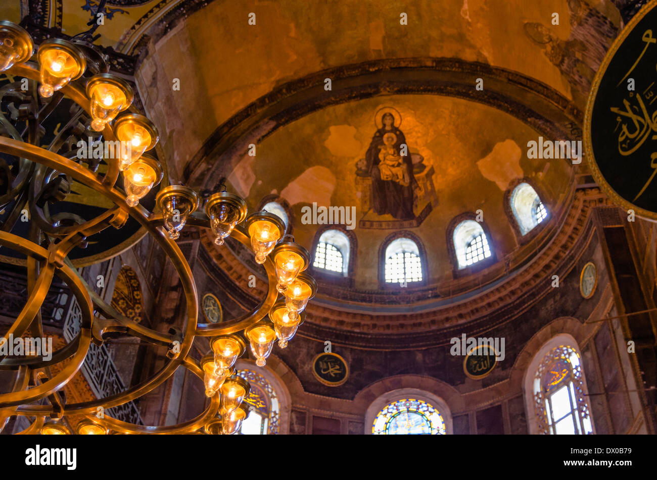 Decke in islamischen Moschee in Istanbul, Türkei Stockfoto