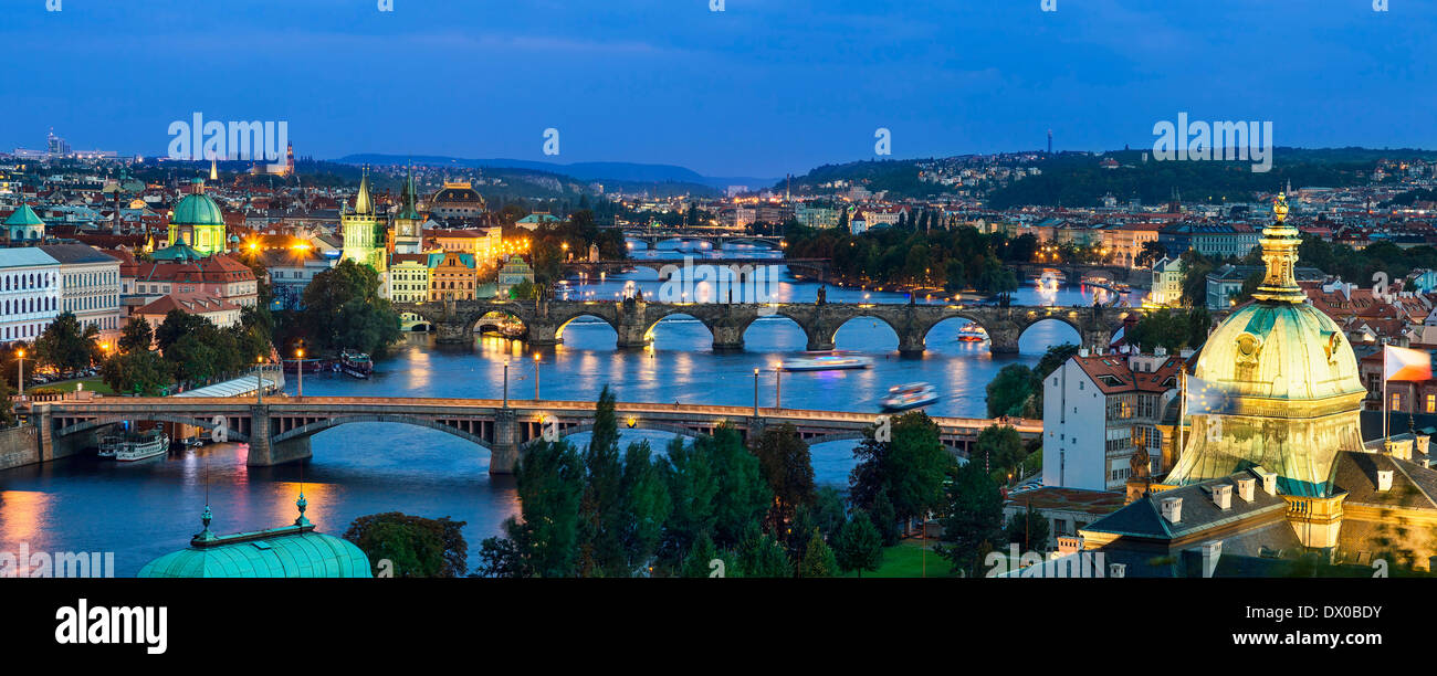 Über Vitava Flusses und Karlsbrücke und Brücken von Prag. Stockfoto