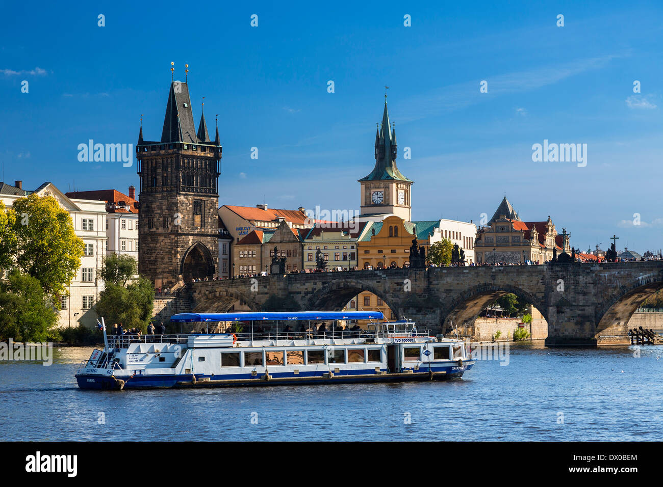 Prag, Flussschiffe auf Moldau Fluss Stockfoto