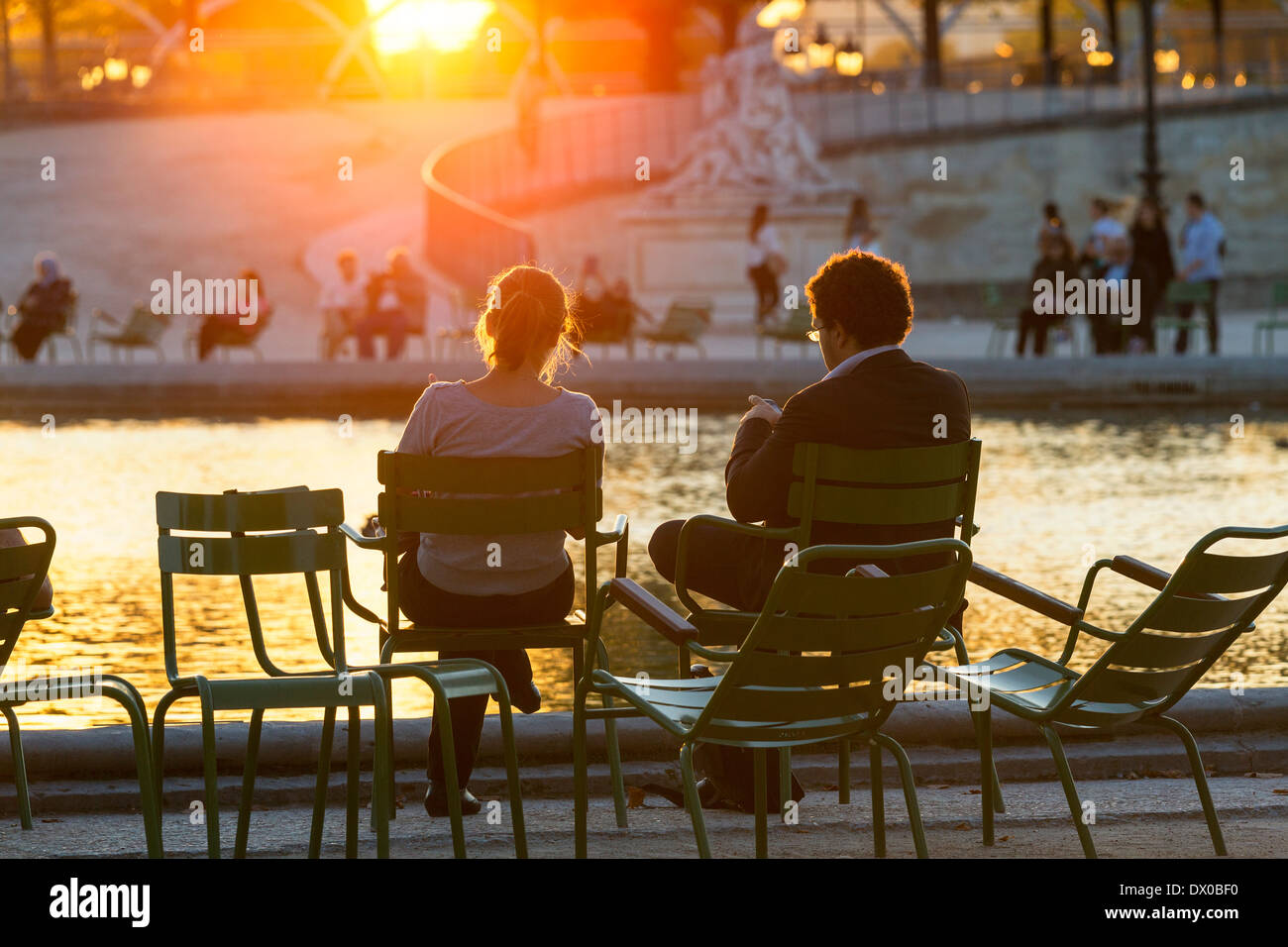 Menschen entspannen im Jardin des Tuileries bei Sonnenuntergang Stockfoto