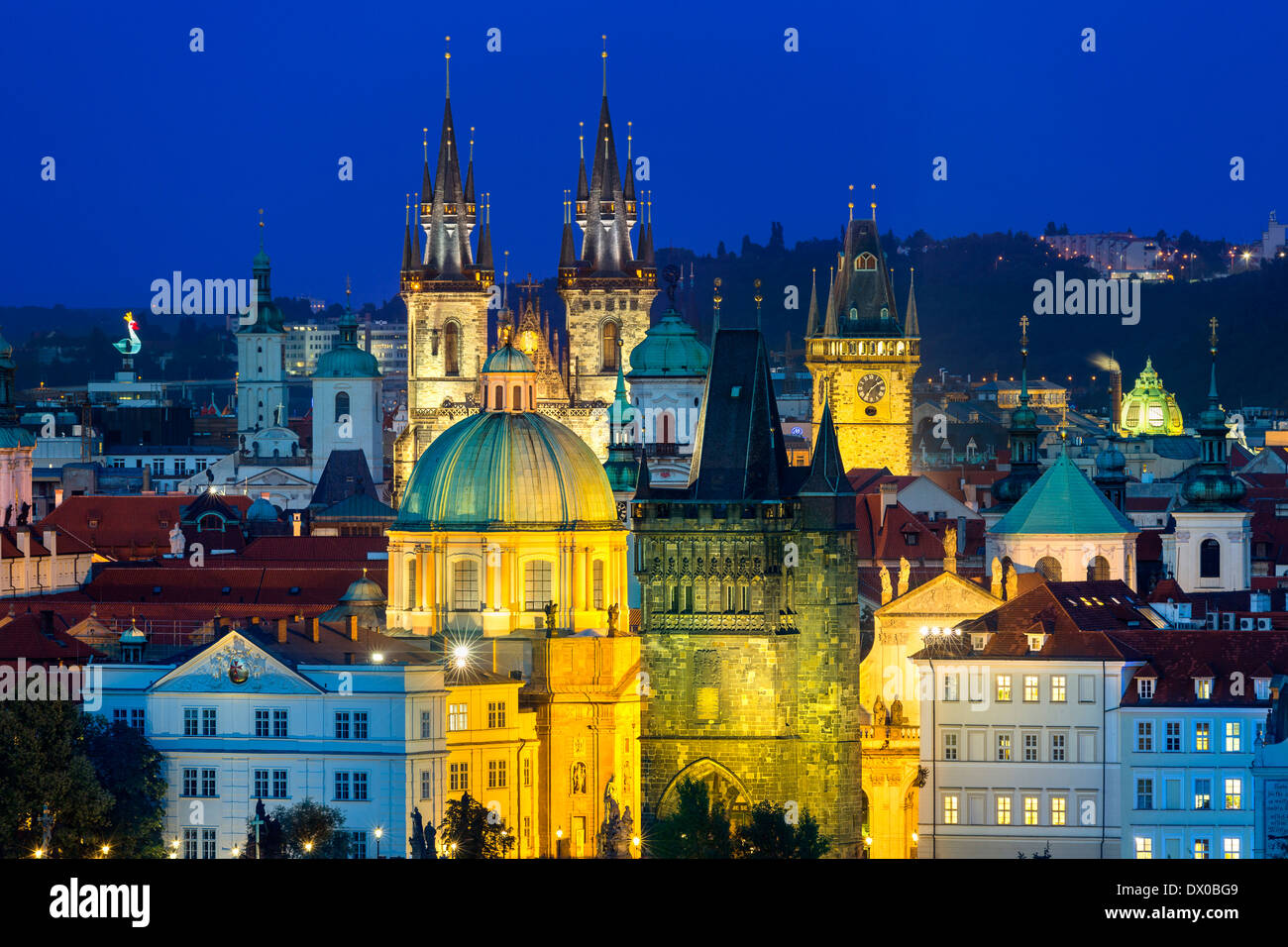 Tschechien, Skyline von Prag in der Abenddämmerung Stockfoto