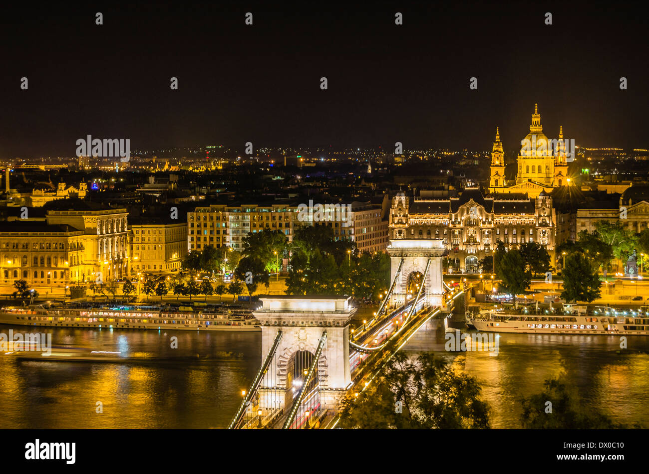 Beleuchtete Kettenbrücke in Budapest, Ungarn Stockfoto