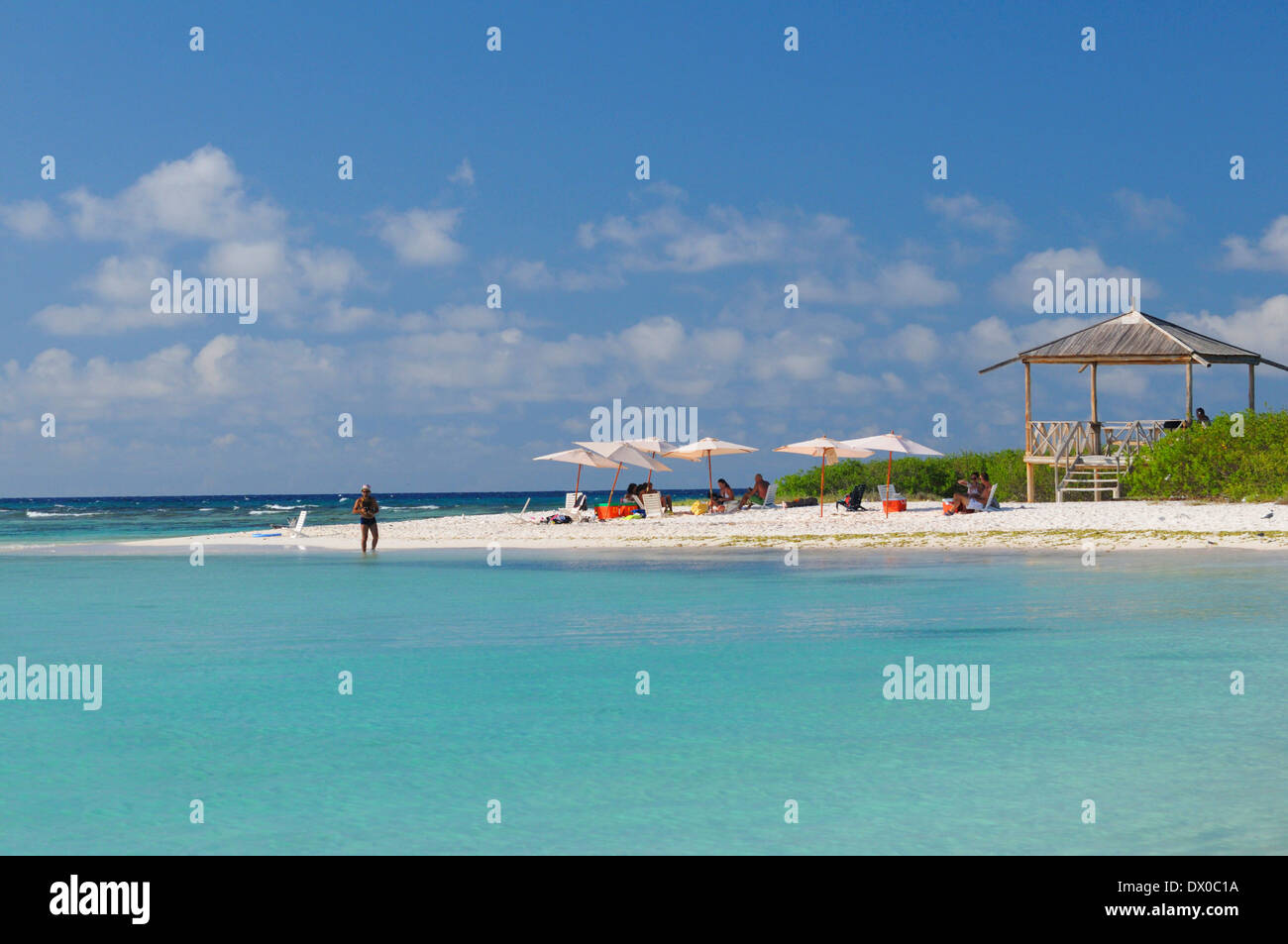 touristischen entspannen am Strand unter den Sonnenschirmen, Noronquises Insel, Inselgruppe Los Roques Archipel Stockfoto