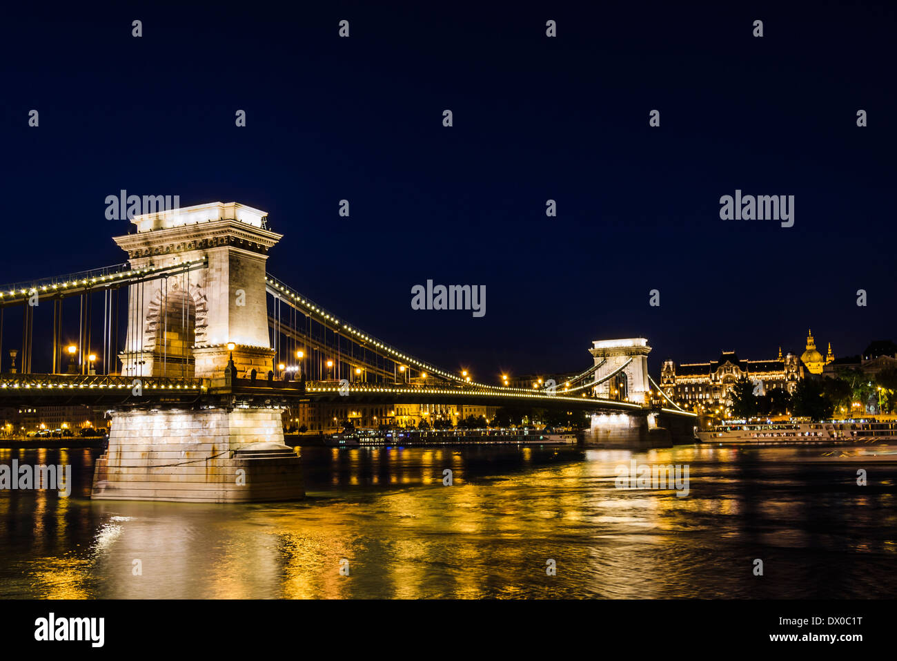 Beleuchtete Kettenbrücke in Budapest, Ungarn Stockfoto