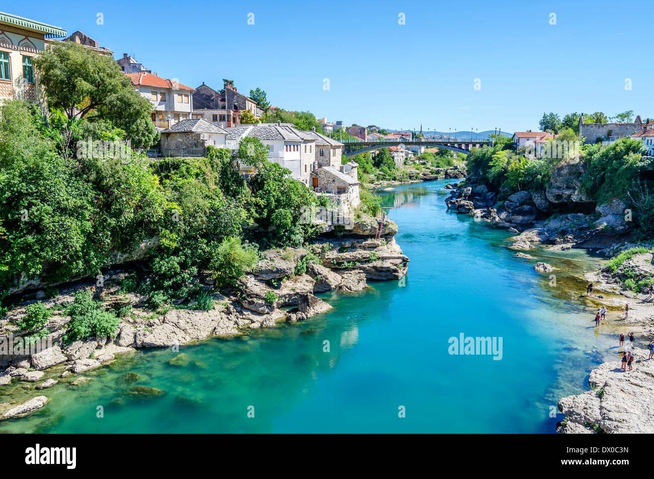 Schönen Fluss, der durch Mostar, Bosnien Stockfoto