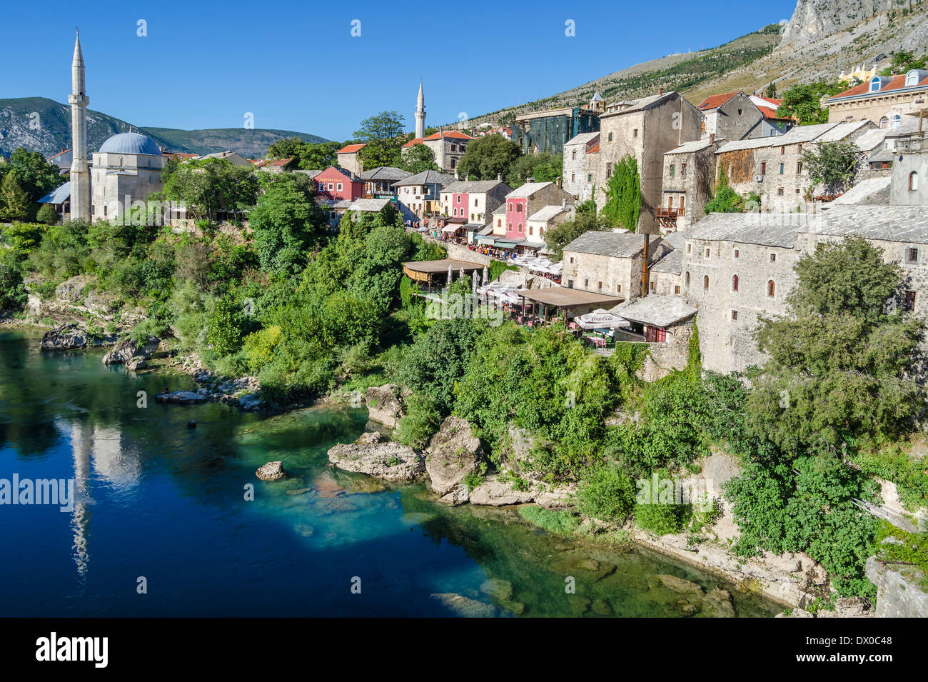 Schönen Fluss, der durch Mostar, Bosnien Stockfoto