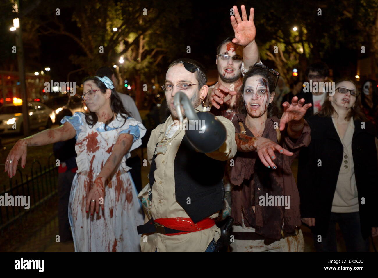 Tel Aviv, Israel. 15. März 2014. TEL AVIV, ISRAEL - 15. März 2014: Israelis Zombie Make-up und Kostüme tragen während des Purim-Festival in Tel Aviv Teil der Zombie Walk. Der Zombie Walk in tel Aviv während Purim Urlaub findet in dem jüdischen traditionell tragen Kostüme. Bildnachweis: Gili Yaari/NurPhoto/ZUMAPRESS.com/Alamy Live-Nachrichten Stockfoto