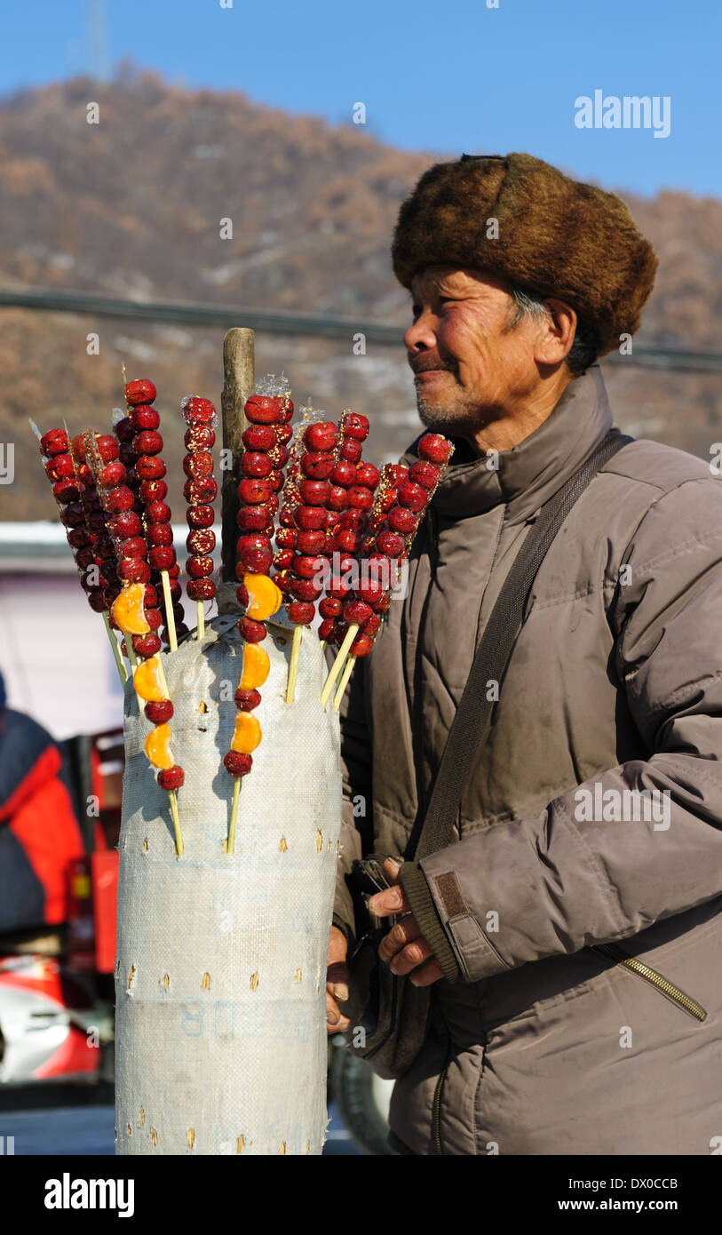 Straßenhändler verkaufen "Weißdorn" in der Winterzeit. Provinz Jilin, China. Stockfoto
