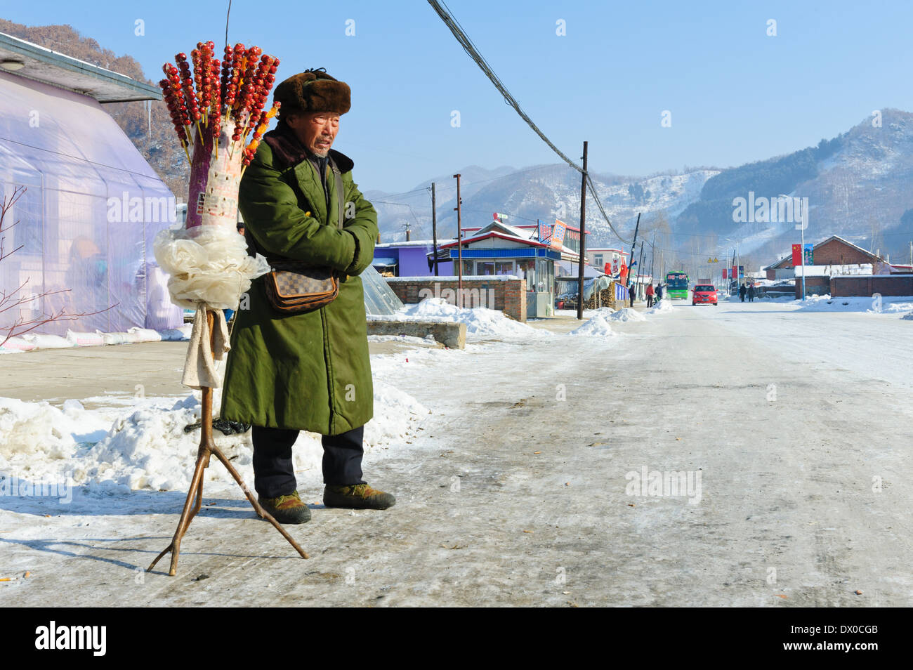 Straßenhändler verkaufen "Weißdorn" wartet auf Kunden in der Winterzeit. Provinz Jilin, China. Stockfoto