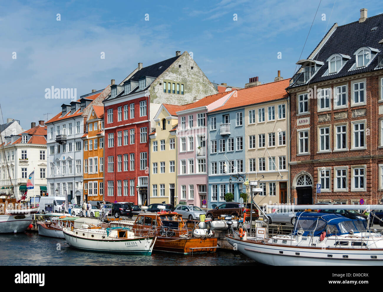 Boote vertäut am Nyhavn in Kopenhagen, Dänemark Stockfoto