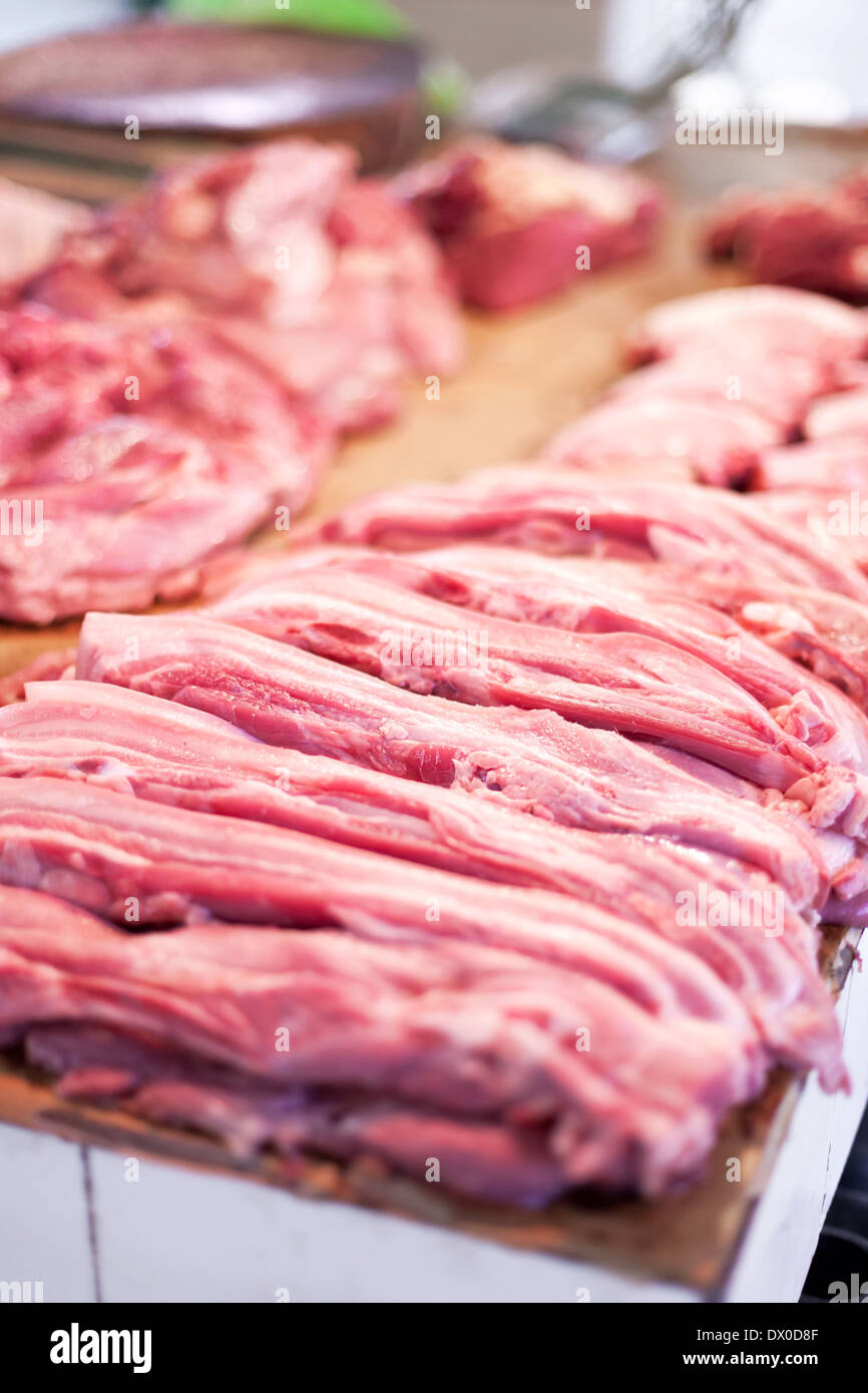Rohes Frischfleisch verkaufsfertig in lokalen asiatischen Markt Stockfoto