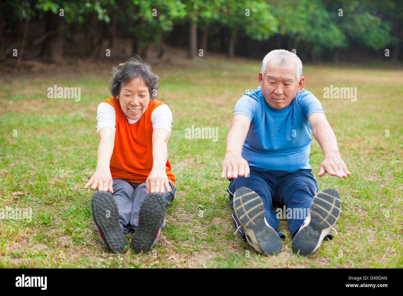 asiatische älteres paar Übung im Park. Stockfoto