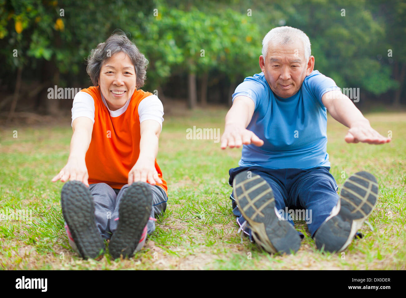 Asiatische älteres paar Gymnastik im Park Stockfoto