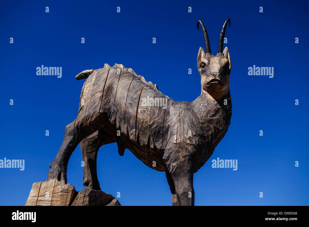 Gams-Skulptur von Mario Gasser auf dem Gipfel der Zugspitze, Wettersteingebirge, Zugspitze, Tirol, Österreich, Europa Stockfoto