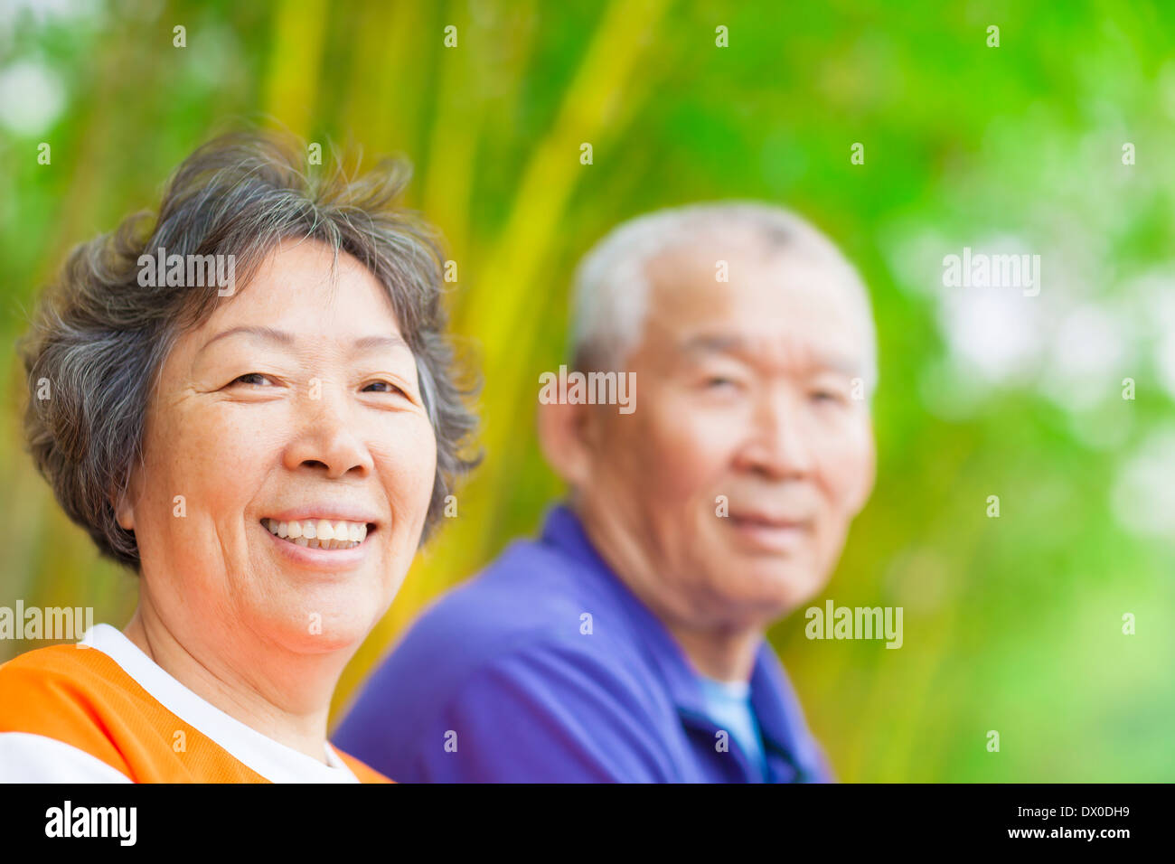 asiatische Senior Brautpaar im park Stockfoto
