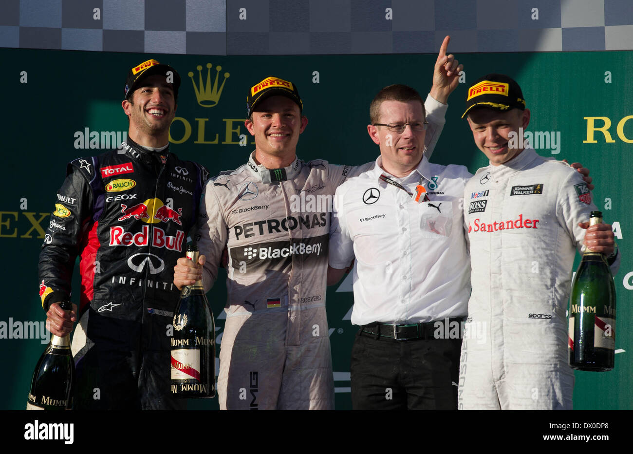 Melbourne, Australien. 16. März 2014. Rennen Gewinner Mercedes GP Formel 1-Fahrer Nico Rosberg(2nd L) Deutschland feiert zusammen mit zweite platzierte Red Bull Racing Formel 1 Fahrer Daniel Ricciardo (L) von Australien und dritte platzierte McLaren Formel 1-Fahrer Kevin Magnussen (R) Dänemark und Andy Cowell, Managing Director Mercedes AMG High Performance Antriebe, auf dem Podium nach Formel Eins Australian Grand Prix im Albert Park Circuit in Melbourne , Australien, 16. März 2014. Bildnachweis: Bai Xue/Xinhua/Alamy Live-Nachrichten Stockfoto