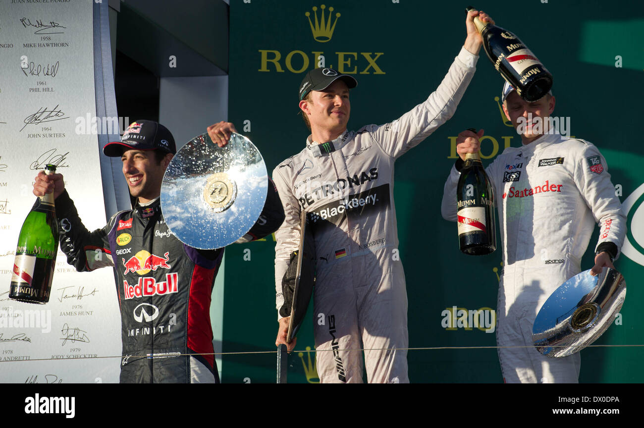 (140316)--MELBOURNE, 16. März 2014 (Xinhua)--Mercedes GP Formel 1-Fahrer Nico Rosberg(C) Deutschlands, Red Bull Racing Formel-1-Fahrer Daniel Ricciardo(L) von Australien und McLaren Formel-1-Fahrer Kevin Magnussen von Dänemark auf dem Podium nach der Formel Eins Australian Grand Prix im Albert Park Circuit in Melbourne, Australien am 16. März 2014 feiern. (Xinhua/Bai Xue) Stockfoto